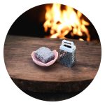 Schaaltje, rasp en amberblokje opium