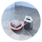 Schaaltje, rasp en amberblokje opium