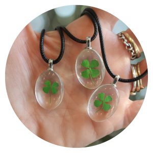 Veterketting met ovalen hanger met echt klavertje vier