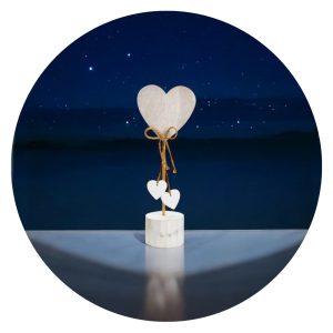 Houten hart met kleine hartjes-wit