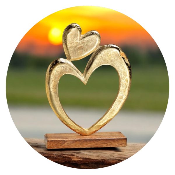 Goudkleurige harten op houten voet