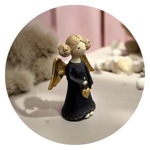 Engeltje met twee knotjes en hartje klein