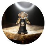 Engel met twee knotjes en gouden hartje