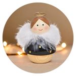 Houten engel met veren gestippeld