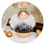 Houten engel met veren gestippeld