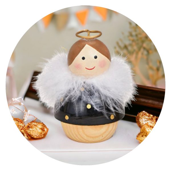 Houten engel met veren gestippeld