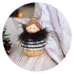 Houten engel met veren gestreept