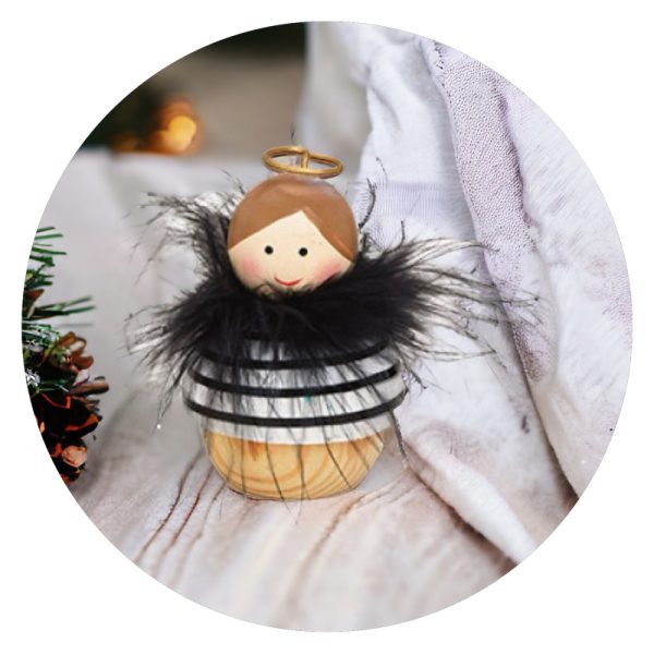 Houten engel met veren gestreept