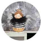 Houten engel met veren gestreept