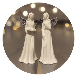 Keramieken engel met led lichtje met boek of hand op hart