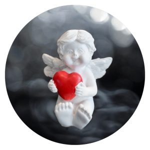 Klein keramieken engeltje met rood hartje