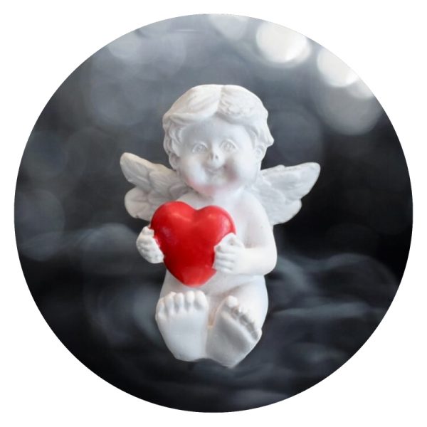 Klein keramieken engeltje met rood hartje