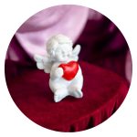 Klein keramieken engeltje met rood hartje