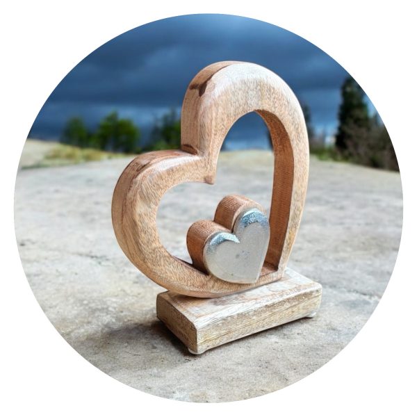 Robuust houten hart met klein hartje