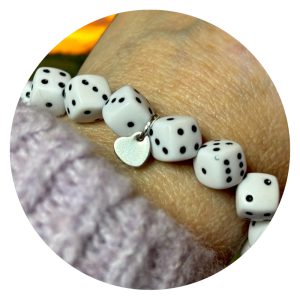 Armband dobbelstenen met hartje wit