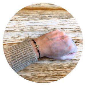 Zwarte veterarmband met klavertje