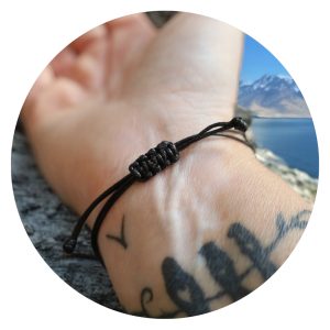 Zwarte veterarmband met klavertje