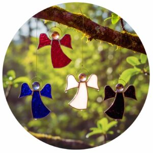 glas in lood engeltje aan een boomtak