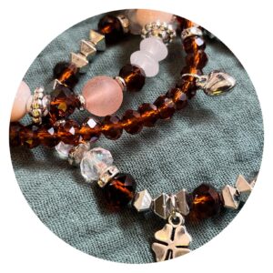 Set van drie bruine armbanden