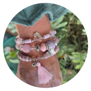 Set van drie roze armbanden