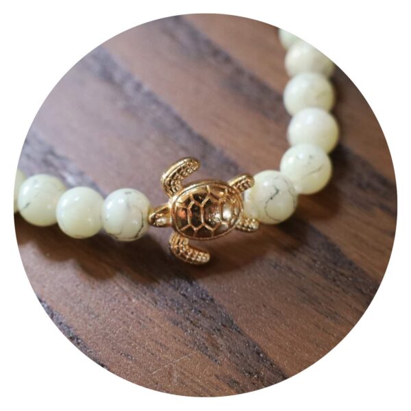 Armbandje met schildpad en vlinder