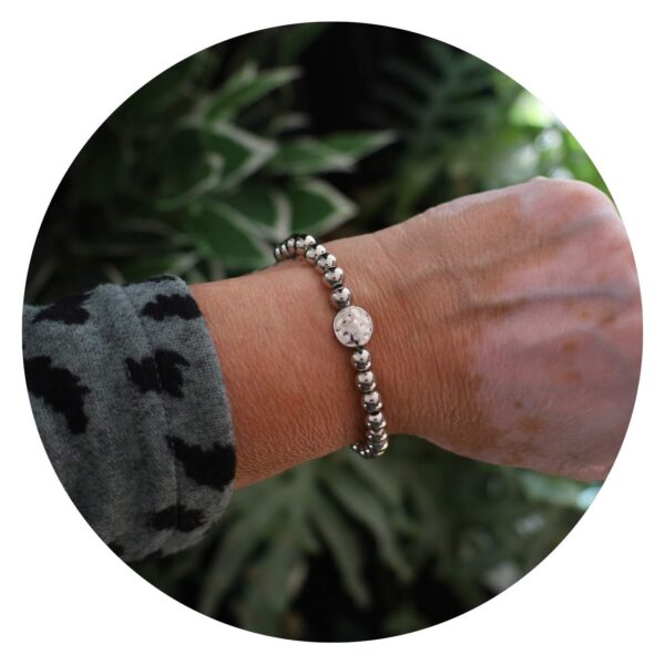 Armband zilverkleurige kralen achterkant