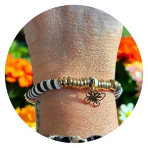 Armband Platte kraal gestreept met vlindertje