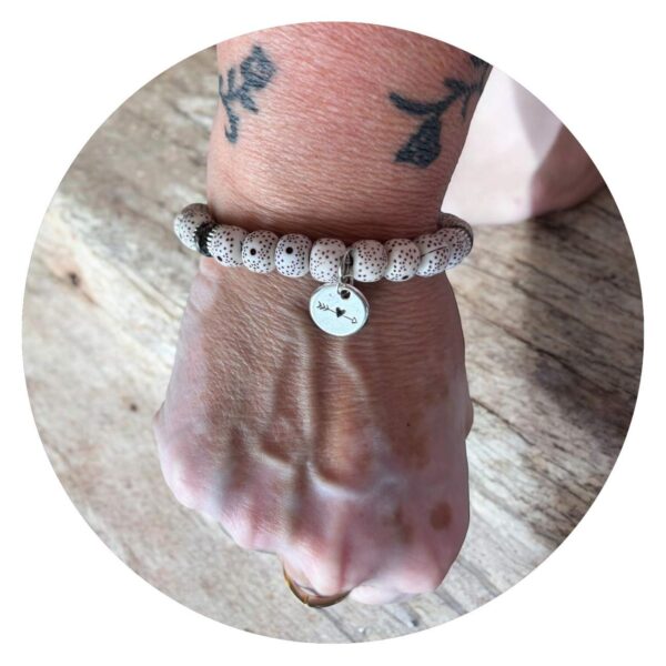 Armband gespikkeld met hartje