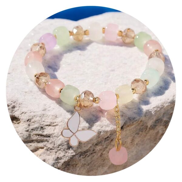 Armband in pastel met vlindertje