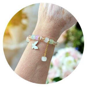 Armband in pastel met vlindertje