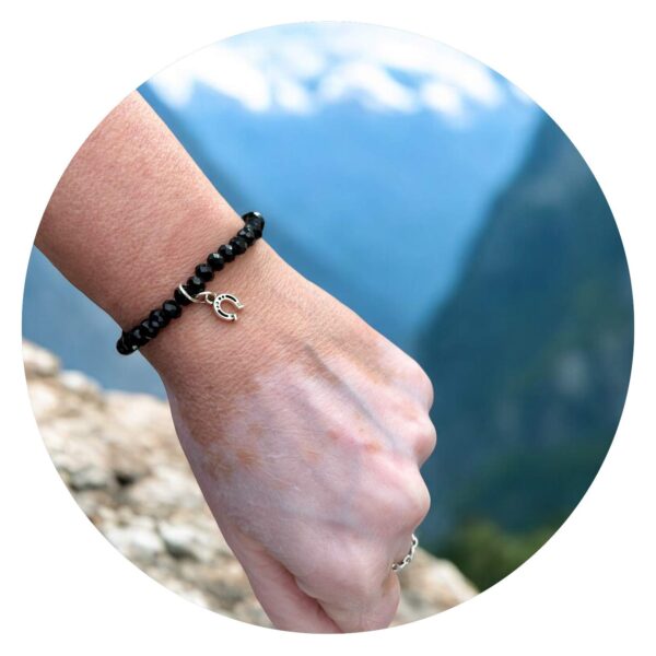 Armband met facetkralen en hoefijzer