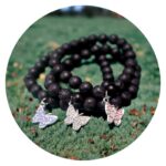 Armband met vulkaan kralen en zilverkleurig vlindertje