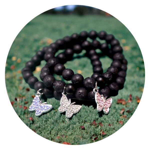 Armband met vulkaan kralen en zilverkleurig vlindertje