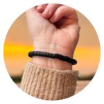 Armband platte zwarte kraaltjes en gouden ringetjes