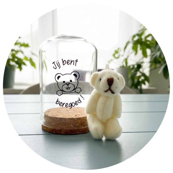 Beertje met stolpje op houten tafel in een woonkamer