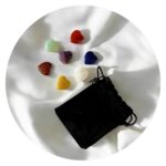 Chakrastenen hartvorm in fluwelen zakje