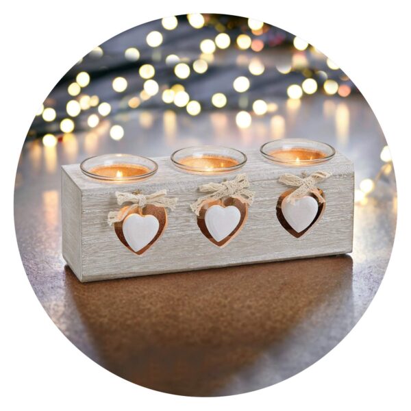 Drie lichtjes op houten blok met hartjes