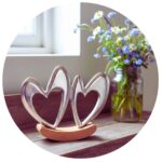 dubbel hart op houten schommel met bloemen