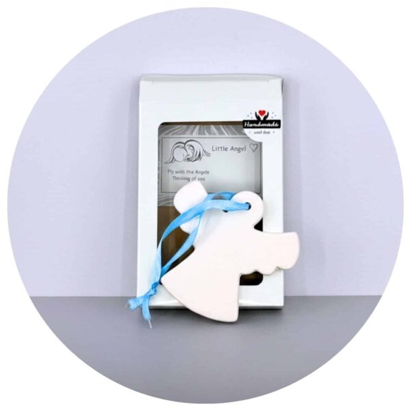 Keramieken engel met blauw lint