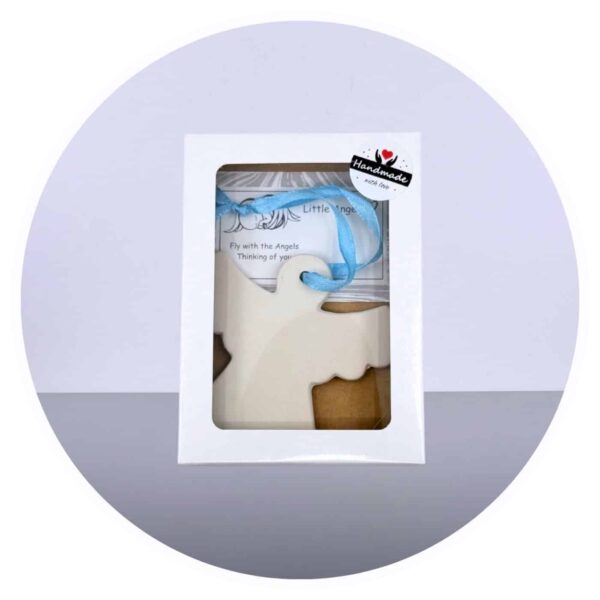 Keramieken engel met blauw lint