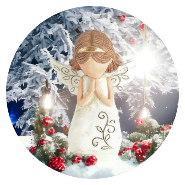 Engeltje geknield met gevouwen handjes