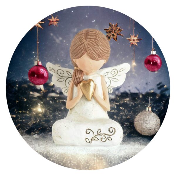 Engeltje geknield met gouden hartje