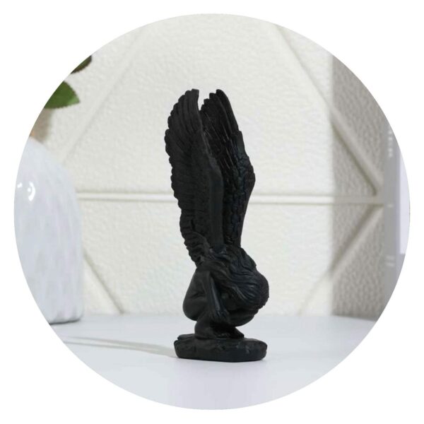 Engel hurkend zwart