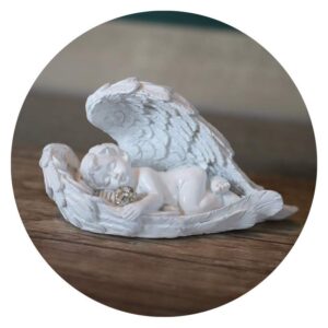 Vredig engeltje met steentje