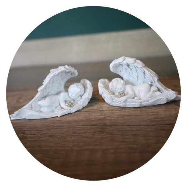 Vredig engeltje met steentje