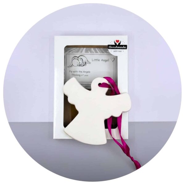 Keramieken engel met roze lint