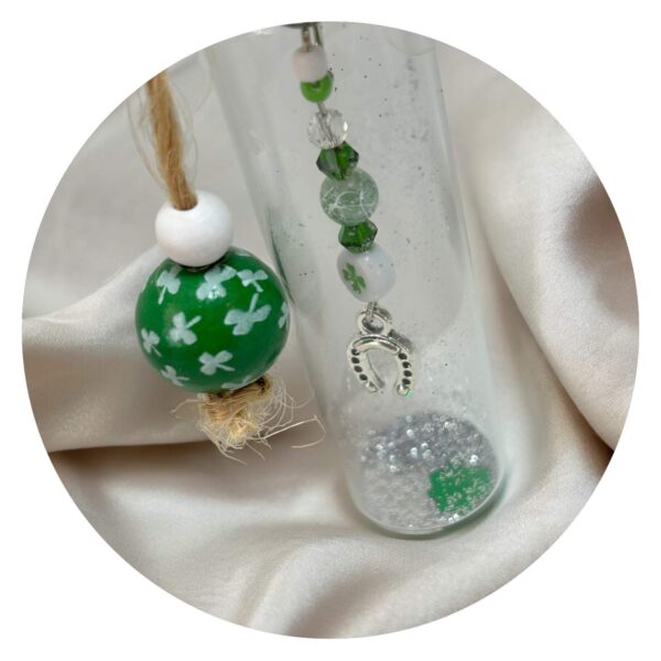 Flesje geluk met klaver en kraal