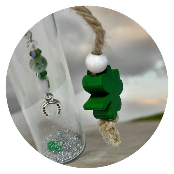 Flesje geluk met klaver en kraal