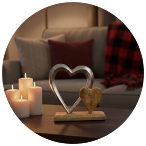 twee harten metaal en hout met kaarsen