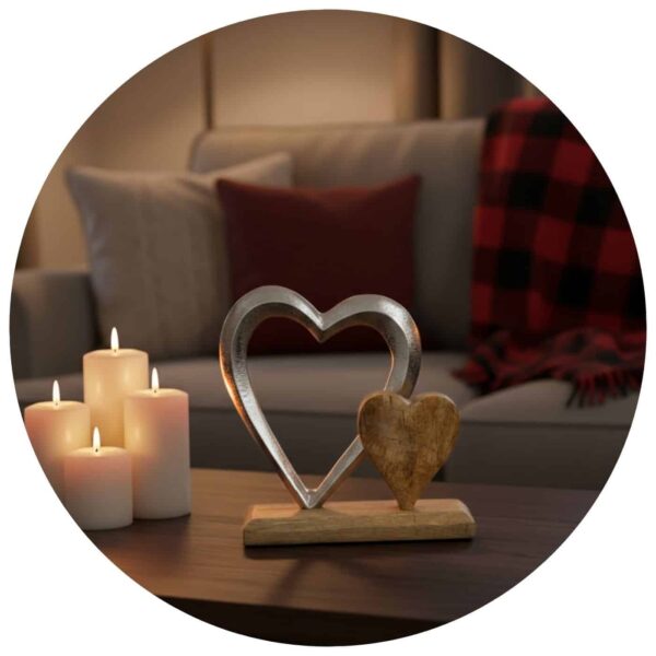 twee harten metaal en hout met kaarsen